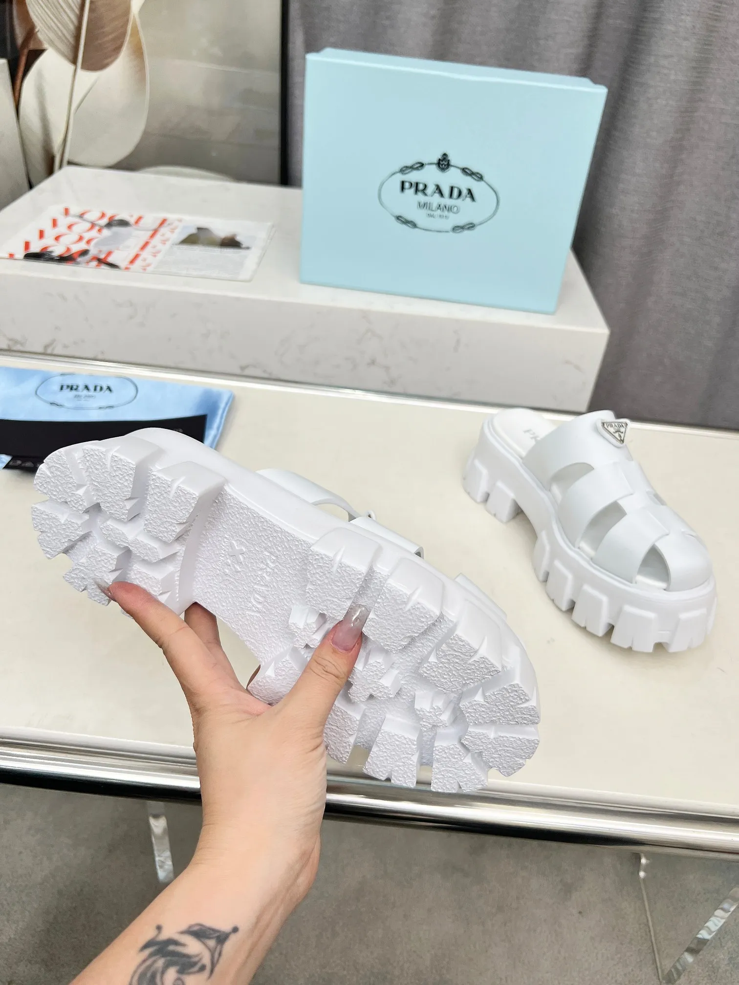 👟👟Ex-factory price 460👟👟 prada Roman shoes will definitely make you fall in love with them! The latest spring and summer sawtooth Roman braided thick-soled sandals E64, retro, fashionable and avant-garde gear teeth, 55mm thick-soled soles and uppers, making the whole pair of shoes light and comfortable. Bright colors, a variety of choices to satisfy fashionable people of different styles! The iconic metal triangle logo is paired with the shape of ancient beach sandals. Every design element is fashionable! Color: black and white Size: 35-41